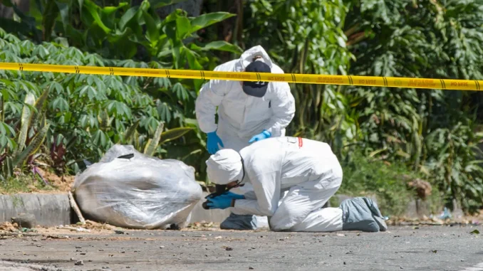 Encontraron un cuerpo embolsado en plena vía de Caldas