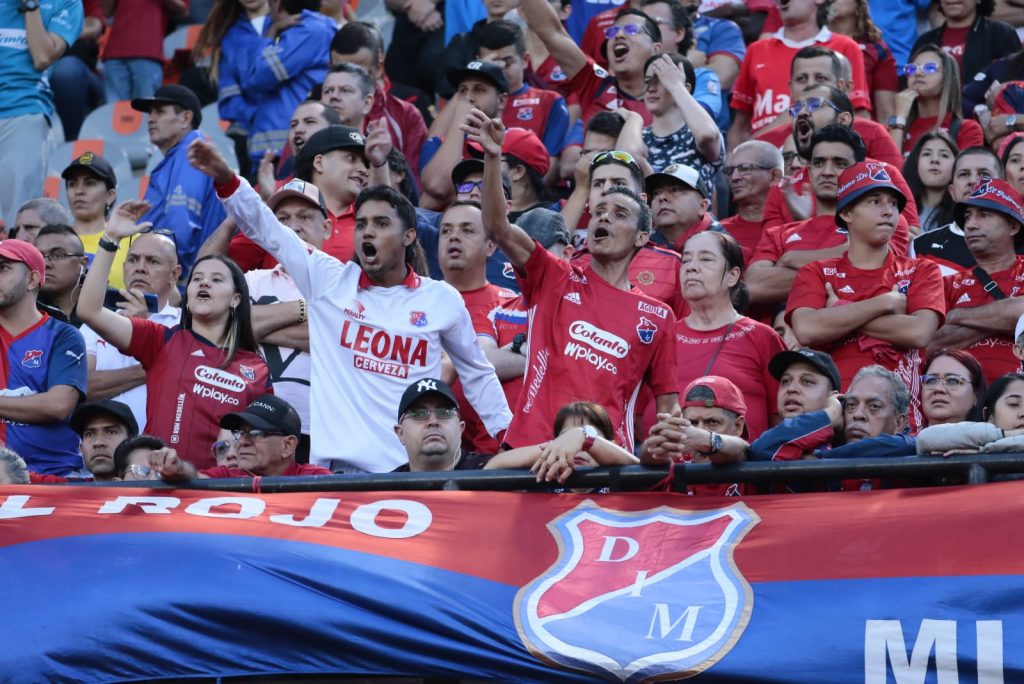 hinchada del medellín. / FOTO: CARLOS VELÁSQUEZ.