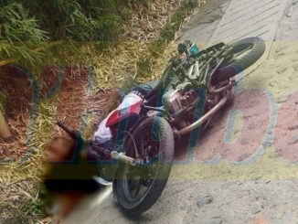 La víctima quedó al lado de la moto en la que se desplazaba.
