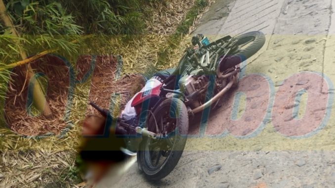 La víctima quedó al lado de la moto en la que se desplazaba.