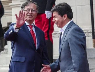 Las declaraciones de Petro buscaban defender al presidente de Perú, Pedro Castillo (der.) y criticar a la policía.