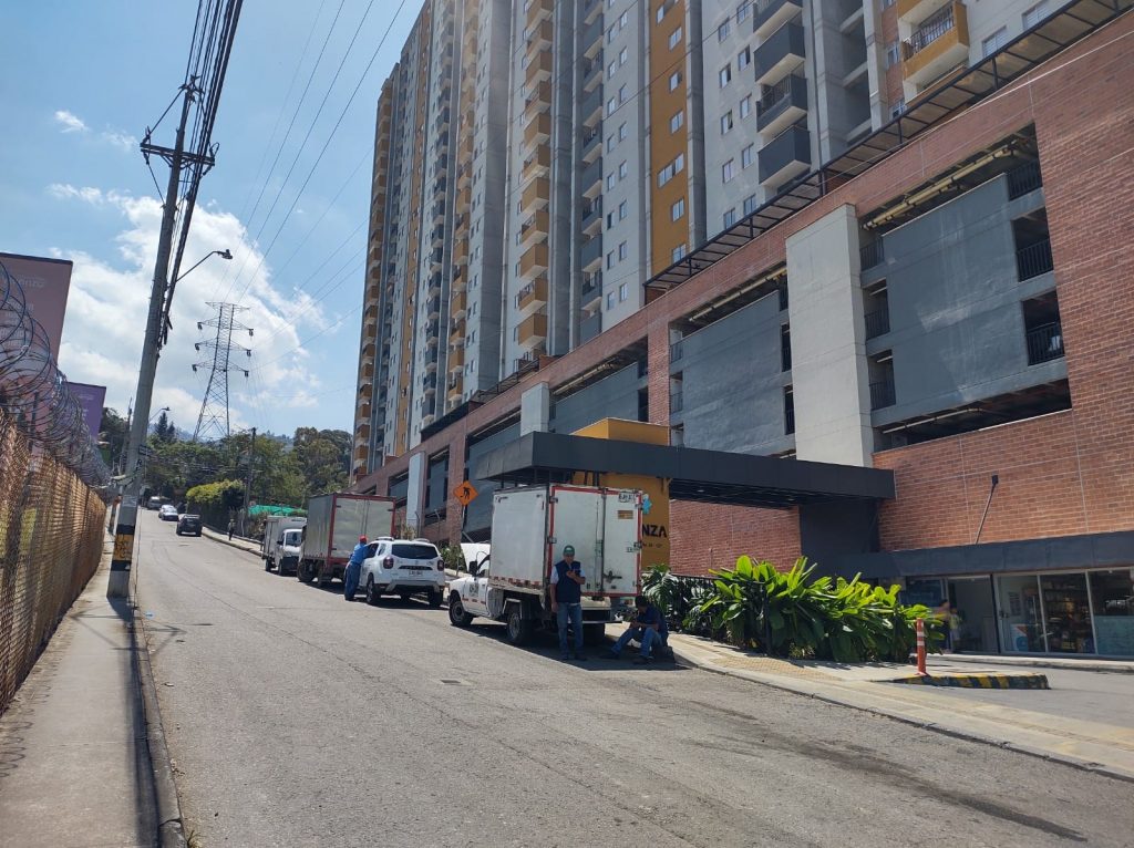El policía se encontraba en su propio apartamento.