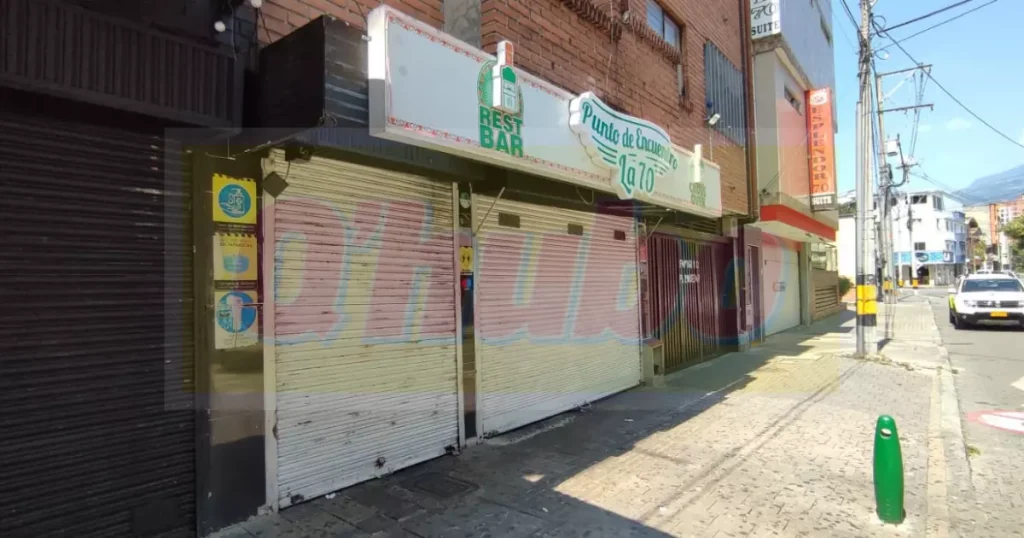 En este bar en la 70 departía el sacerdote con su acompañante.