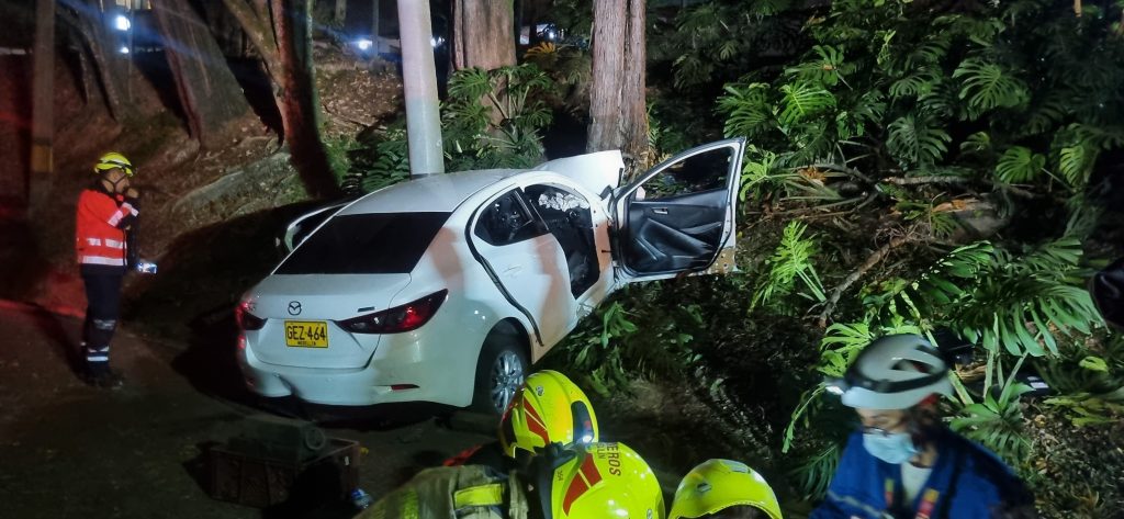 Carro se chocó contra un poste cerca a la Universidad CES. 