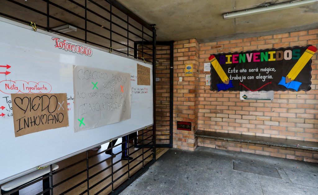 Así rechazan los estudiantes y los docentes las supuestas intimidaciones del rector de la Institución Educativa La Milagrosa. /FOTOS: JAIME PÉREZ. 