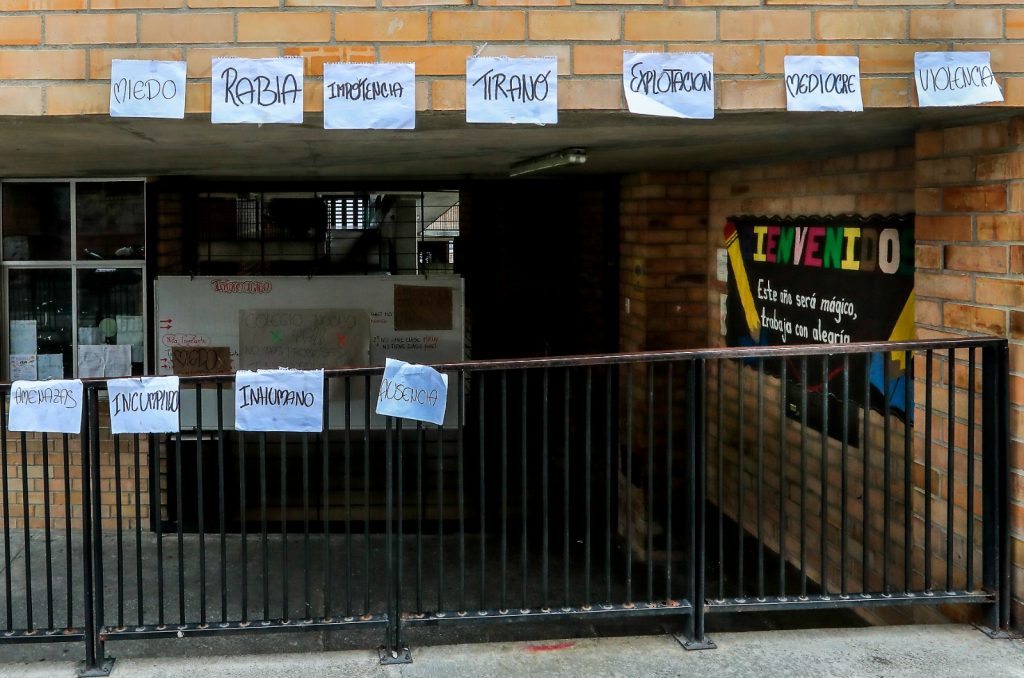 Así rechazan los estudiantes y los docentes las supuestas intimidaciones del rector de la Institución Educativa La Milagrosa. /FOTOS: JAIME PÉREZ. 
