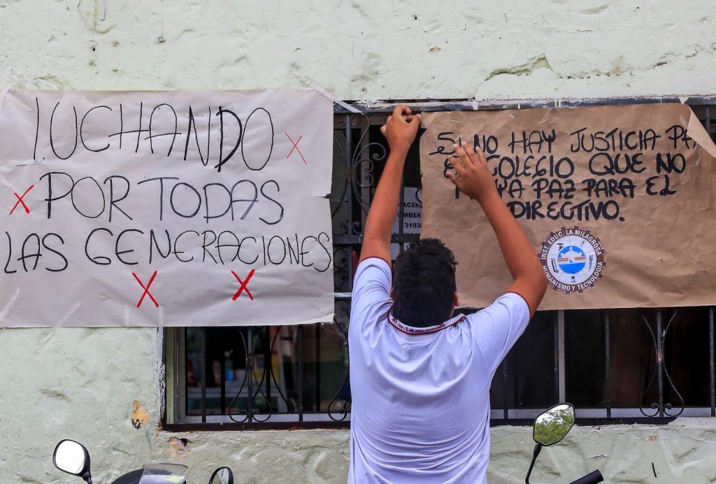 Así rechazan los estudiantes y los docentes las supuestas intimidaciones del rector de la Institución Educativa La Milagrosa. /FOTOS: JAIME PÉREZ. 