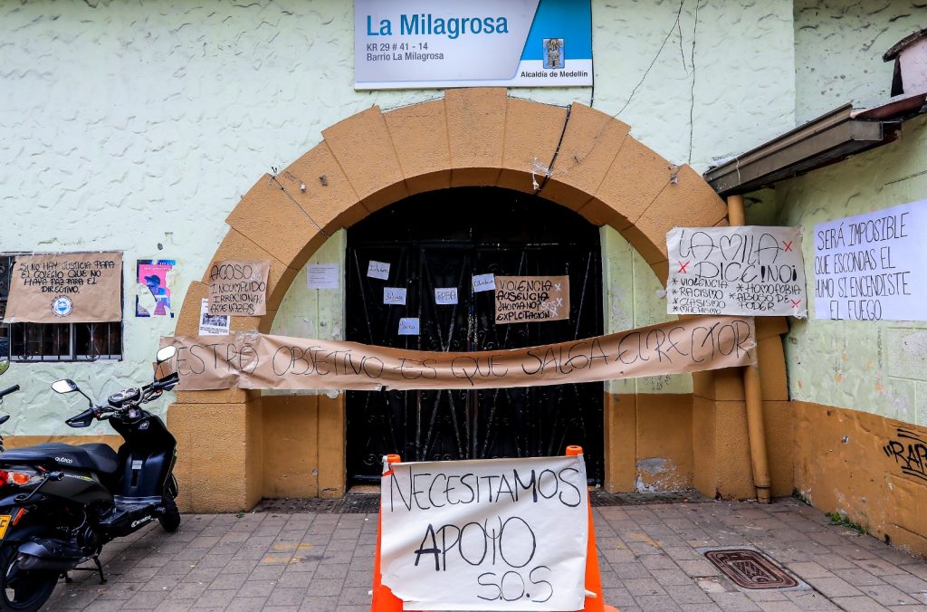 Así rechazan los estudiantes y los docentes las supuestas intimidaciones del rector de la Institución Educativa La Milagrosa. /FOTOS: JAIME PÉREZ. 