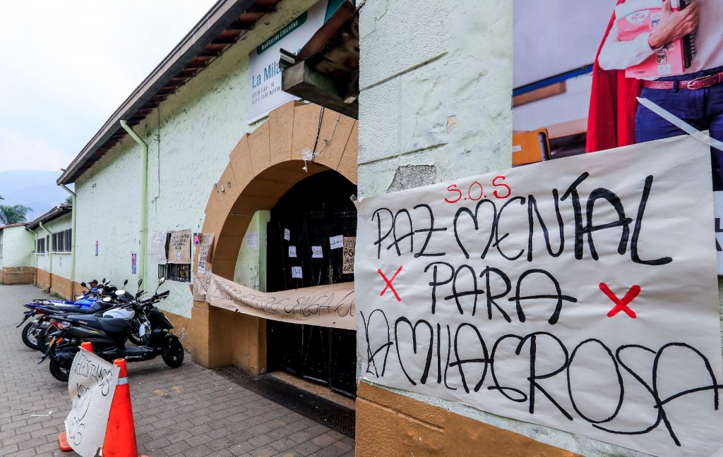 Así rechazan los estudiantes y los docentes las supuestas intimidaciones del rector de la Institución Educativa La Milagrosa. /FOTOS: JAIME PÉREZ. 