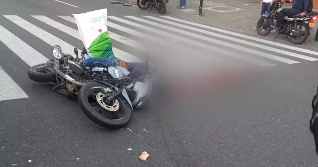 El hombre colisionó contra un bus en la Avenida Oriental. 
