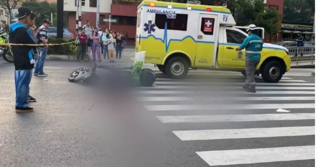 El hombre colisionó contra un bus en la Avenida Oriental. 