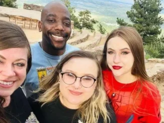 Las tres mujeres y el hombre viven juntos. Ellas trabajan mientras el 'esposo trofeo' se queda en casa.