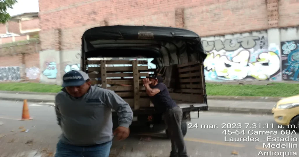 Hombres sancionados por botar escombros y amenazar 