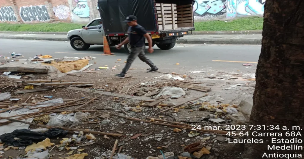 Hombres sancionados por botar escombros y amenazar 