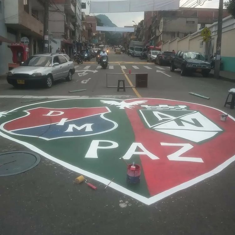 Un corazón con los escudos de Nacional y Medellín con la palabra paz. /FOTOS: PRENSA PAISA. 