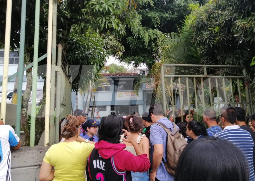 Así era el panorama a las afueras del colegio Doce de Octubre, en la ciudad de Medellín posteriores al accidente. /FOTO: SUSANA COGUA
