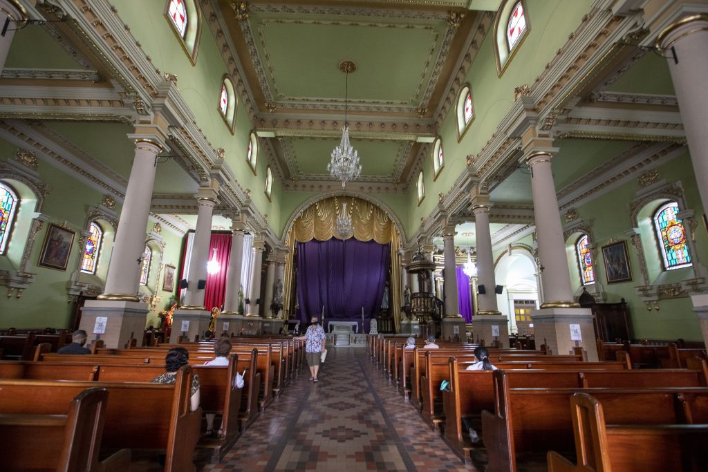  Iglesia Santa Gertrudis La Magna en el Parque de Envigado, durante la Semana Santa en el año 2022. /FOTOS: ARCVHIVO. 
