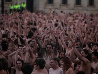 La Corte Constitucional declaró que estar desnudo en protestas u actos artísticos no se puede criminalizar