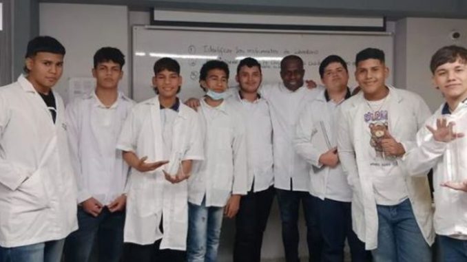 Carmelo valencia está terminando su bachillerato