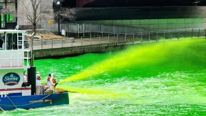 El río Chicago se tiñe de verde cada 17 de marzo por la tradición del día de San Patricio