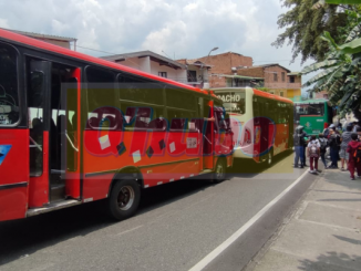 Choque de tres buses en Robledo