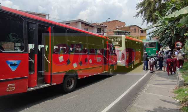 Choque de tres buses en Robledo