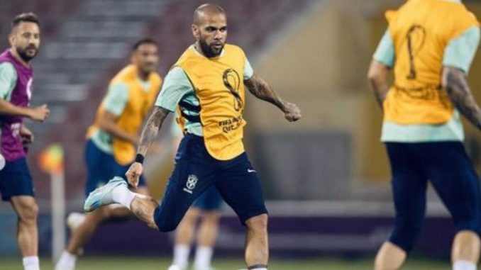 Dani Alves organiza torneos de fútbol en la cárcel