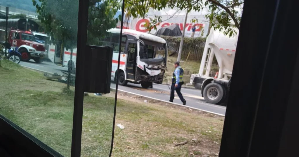 El choque múltiple fue atendido por las autoridades del municipio de Sabaneta. /FOTO: DENUNCIAS ANTIOQUIA. 