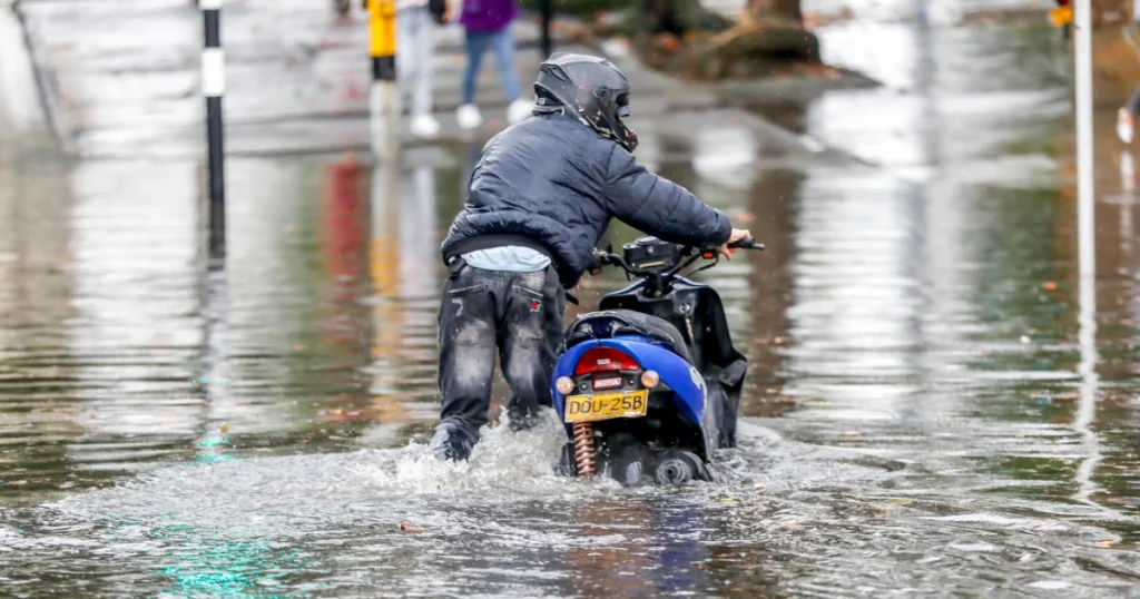 Varios vehículos quedaron atrapados en el deprimido de San Juan por el invierno.