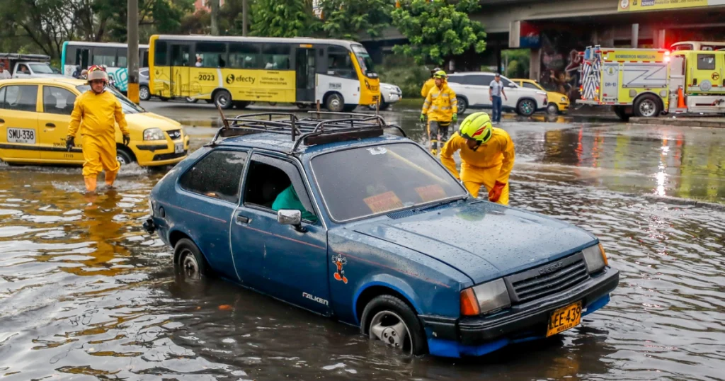 Varios vehículos quedaron atrapados en el deprimido de San Juan por el invierno.