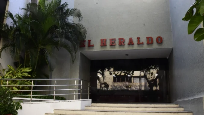 A la sede principal del periódico El Heraldo llegaron hombres armados exigiendo que se publicara una entrevista que ellos habían hecho.