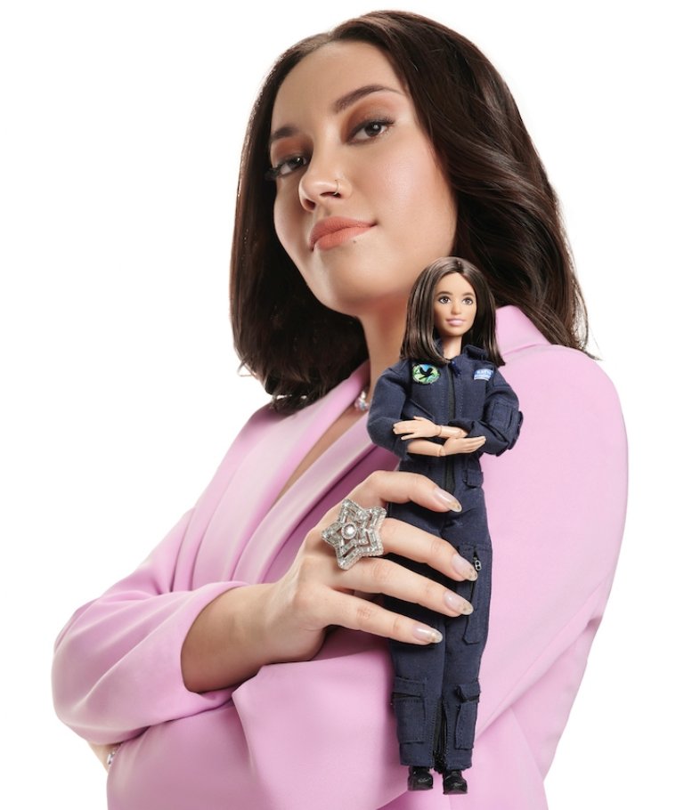 Katya Echazarreta con la nueva Barbie astronauta. /FOTOS: TOMADAS DE TWITTER VIVA USA