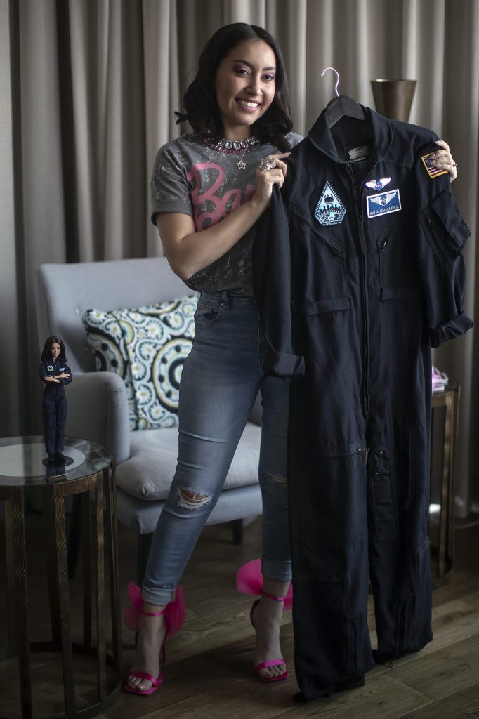 Katya Echazarreta con la nueva Barbie astronauta. /FOTOS: TOMADAS DE TWITTER VIVA USA