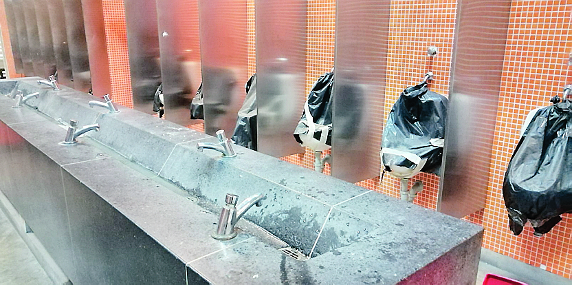 Baños coliseo Yesid Santos