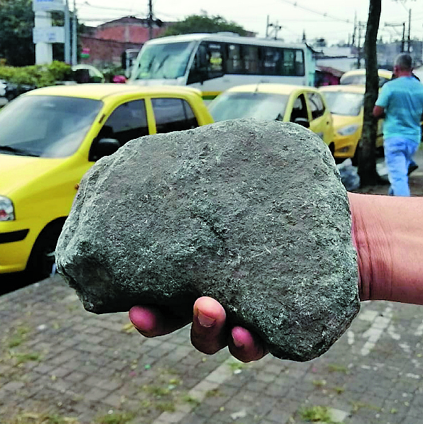 Ataque con proedras a taxis
