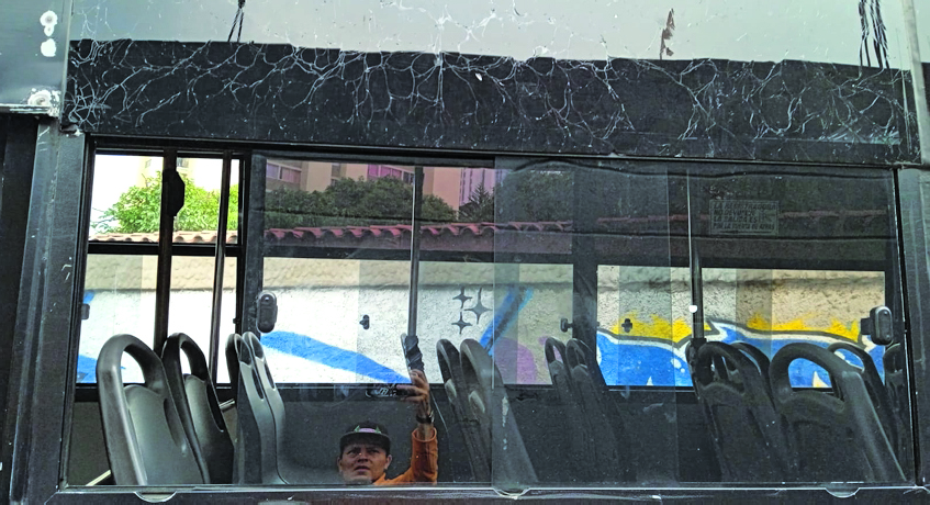 Vidrio de bus quebrado con piedra
