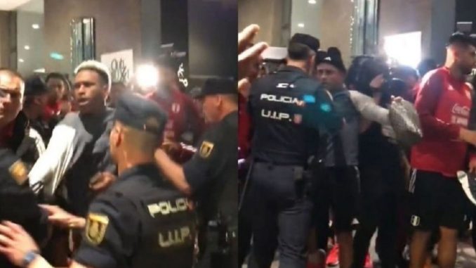 Jugadores de Perú y Policía de España