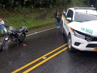 Camioneta de la Policía llevó la peor parte.