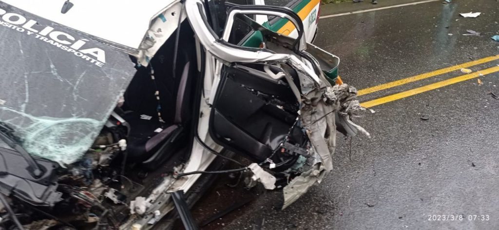La parte delantera del carro de Policía terminó averiada.