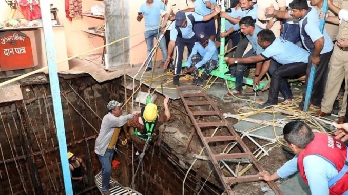 En las labores de rescate de los fieles que cayeron a un pozo en la India participaron casi 140 rescatistas, que tuvieron que instalar escaleras y cuerdas para llegar al pozo.