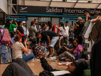 Los pasajeros de la aerolínea tuvieron que esperar por horas, y hasta dormir en el aeropuerto, para poder recibir alguna solución.