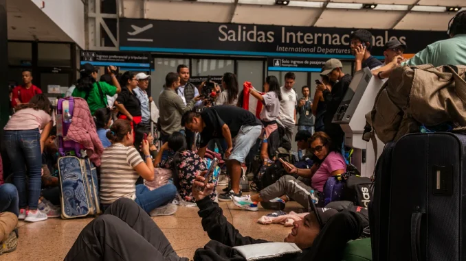 Los pasajeros de la aerolínea tuvieron que esperar por horas, y hasta dormir en el aeropuerto, para poder recibir alguna solución.