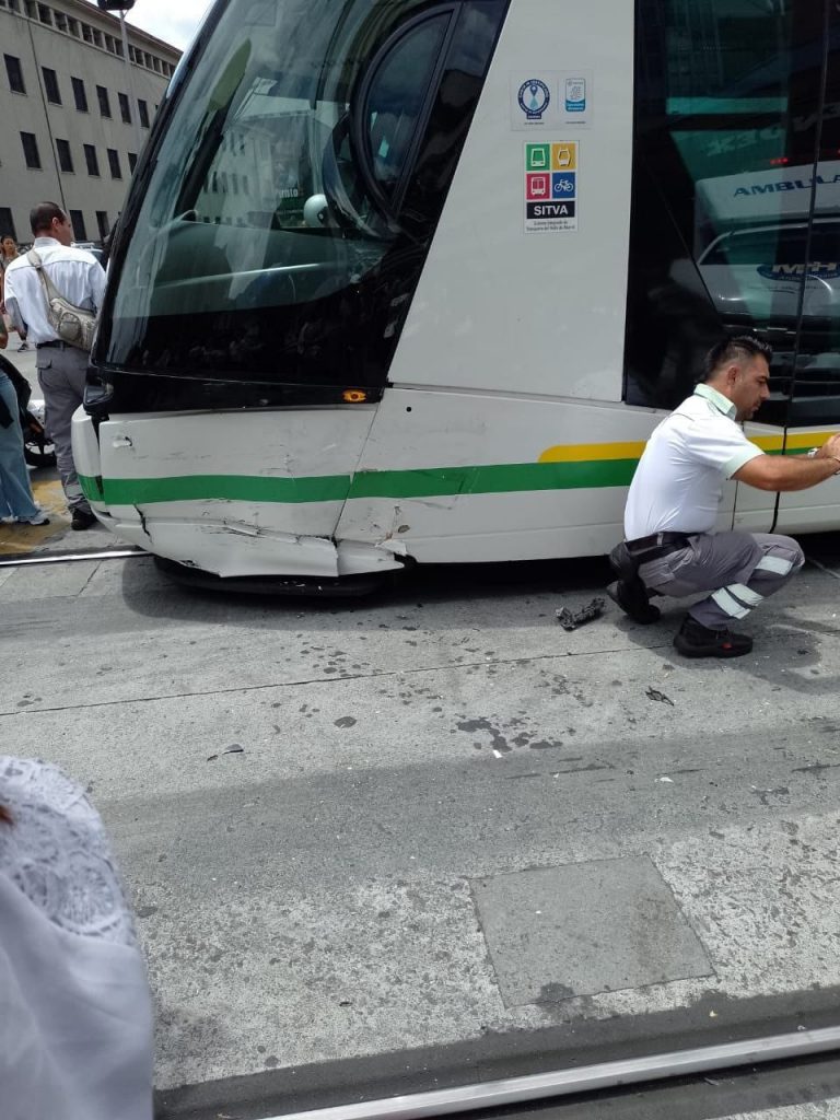 Accidente entre ambulancia y tranvía en la Oriental. /FOTOS: DENUNCIAS ANTIOQUIA. 