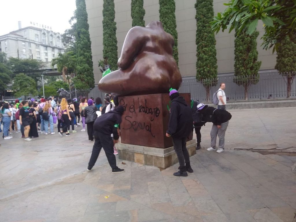 Así quedaron algunos espacios de la ciudad después del paso de la marcha en de las mujeres en Medellín. /FOTOS: DENUNCIAS ANTIOQUIA. 