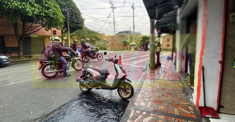 Hombre asesinado en un andén en Manrique 