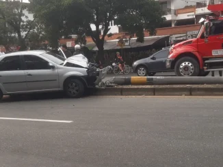 El poste quedó en toda la vía y afectó la movilidad.