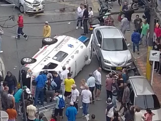 Ambulancia volcada en Itagüí