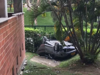 Carro-cayó-del-tercer-piso-de-un-parqueadero