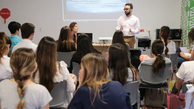 Jóvenes desde los 14 años, público en general y hasta personas bilingües tienen oportunidad de ingresar a estos cursos
