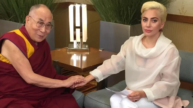 El Dalái Lama está siendo cuestionado por sus actitudes inapropiadas.